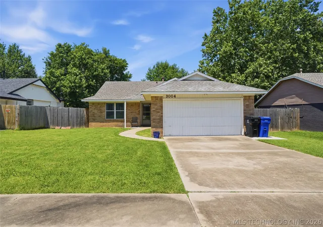 Photo 3 of Sale Pending at 3004 S Oak Ave, Broken Arrow, OK 74012 | MLS# 2625041 | Listing updated on 2026-09-28