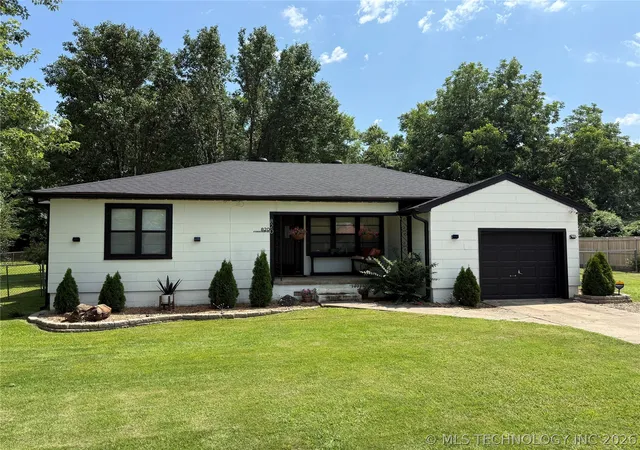 Homes for sale in Sallisaw, OK | 820 E Chickasaw Ave, Sallisaw, OK 74955 | MLS# 2625104