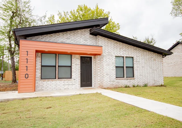 Photo 1 of Single family home for sale at 1110 W Mulberry, Durant, OK 74701 | MLS# 2625125 | Listing updated on 2026-10-07