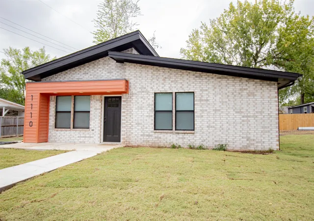 Photo 2 of Single family home for sale at 1110 W Mulberry, Durant, OK 74701 | MLS# 2625125 | Listing updated on 2026-10-07