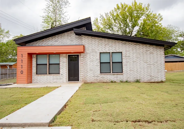 Photo 3 of Single family home for sale at 1110 W Mulberry, Durant, OK 74701 | MLS# 2625125 | Listing updated on 2026-10-07