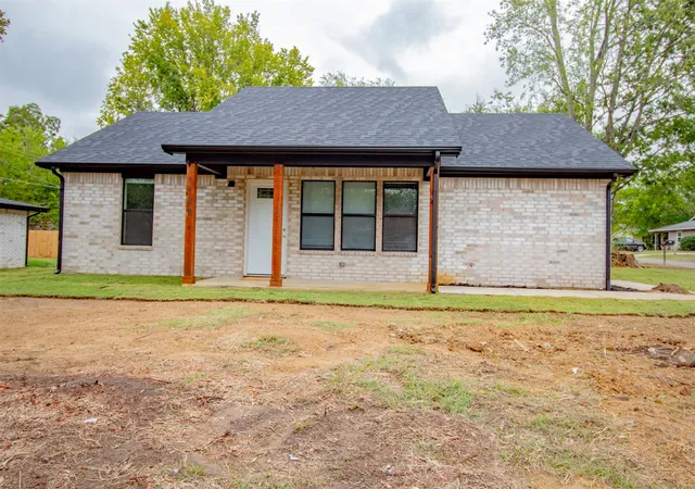 Photo 1 of Single family home for sale at 1102 W Mulberry, Durant, OK 74701 | MLS# 2625157 | Listing updated on 2026-10-07