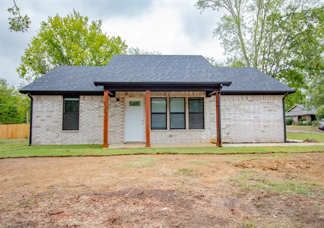 Photo 2 of Single family home for sale at 1102 W Mulberry, Durant, OK 74701 | MLS# 2625157 | Listing updated on 2026-10-07