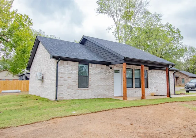 Photo 3 of Single family home for sale at 1102 W Mulberry, Durant, OK 74701 | MLS# 2625157 | Listing updated on 2026-10-07