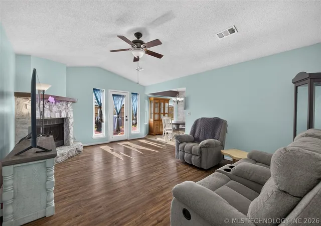 Photo 4 of Sale Pending at 14057 S Poplar Pl, Glenpool, OK 74033 | MLS# 2625127 | Listing updated on 2026-08-20