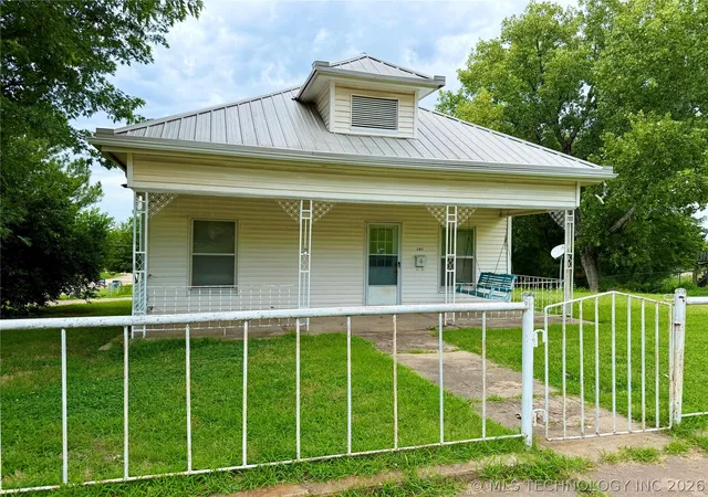 1st image of 203 N E St, Yale, OK 74085 | MLS# 2625198