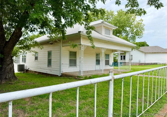 4th image of 203 N E St, Yale, OK 74085 | MLS# 2625198