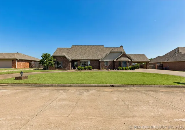Photo 3 of Single family home for sale at 930 East 14th, Cushing, OK 74023 | MLS# 2625319 | Listing updated on 2026-07-15
