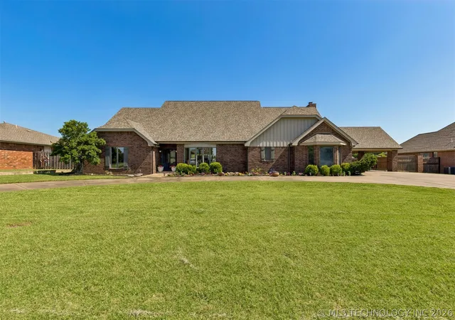 Photo 3 of Single family home for sale at 930 East 14th, Cushing, OK 74023 | MLS# 2625319 | Listing updated on 2026-07-15