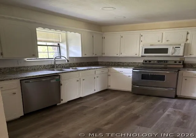 2nd image of 196 Elm Dr, Pryor, OK 74361 | MLS# 2625341