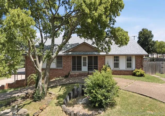 Photo 1 of Single family home for sale at 4000 Lakeview Dr, Bartlesville, OK 74006 | MLS# 2625317 | Listing updated on 2026-07-22