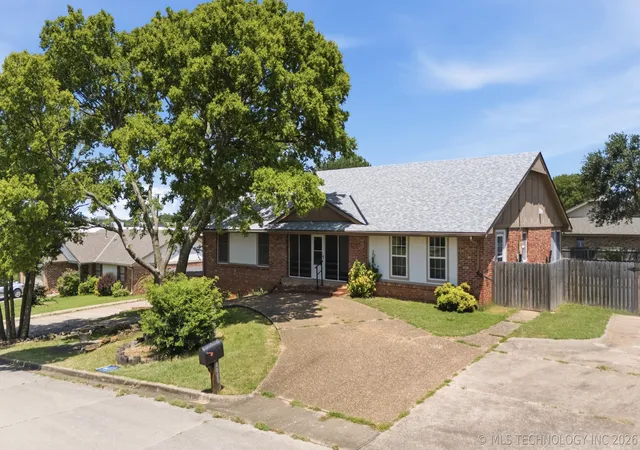 Photo 2 of Single family home for sale at 4000 Lakeview Dr, Bartlesville, OK 74006 | MLS# 2625317 | Listing updated on 2026-07-22