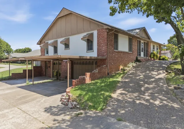 Photo 2 of Single family home for sale at 4000 Lakeview Dr, Bartlesville, OK 74006 | MLS# 2625317 | Listing updated on 2026-07-22