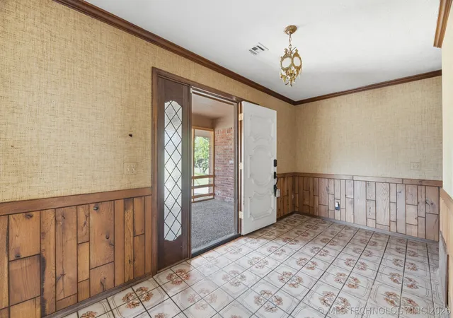 Photo 4 of Single family home for sale at 4000 Lakeview Dr, Bartlesville, OK 74006 | MLS# 2625317 | Listing updated on 2026-07-22
