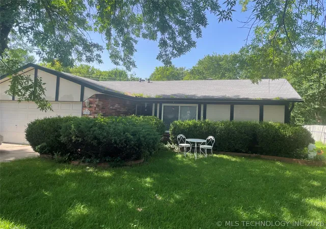 Photo 1 of Single family home for sale at 300 E Vicksburg St, Broken Arrow, OK 74011 | MLS# 2625386 | Listing updated on 2026-08-20