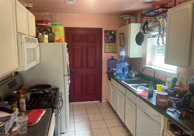 Photo 2 of Single family home for sale at 300 E Vicksburg St, Broken Arrow, OK 74011 | MLS# 2625386 | Listing updated on 2026-08-20