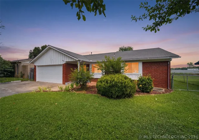Homes for sale in Collinsville, OK | 616 E Main St, Collinsville, OK 74021 | MLS# 2625387