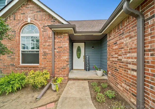 3rd image of 990 N Douglas Dr, Claremore, OK 74017 | MLS# 2625395
