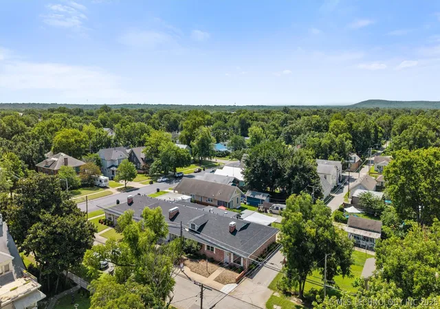 Listing Photo 2 - Condo for sale in building located at 107 W 12th St, Bartlesville, OK 74003 - Unit #107