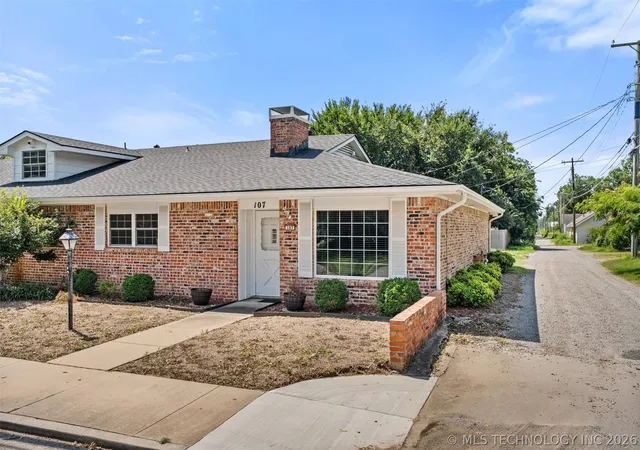 Listing Photo 4 - Condo for sale in building located at 107 W 12th St, Bartlesville, OK 74003 - Unit #107