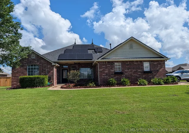 Photo 2 of Single family home for sale at 516 Hillcrest St, Muskogee, OK 74403 | MLS# 2625481 | Listing updated on 2026-08-20