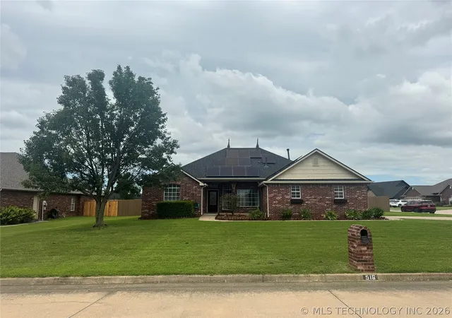 Photo 3 of Single family home for sale at 516 Hillcrest St, Muskogee, OK 74403 | MLS# 2625481 | Listing updated on 2026-08-20