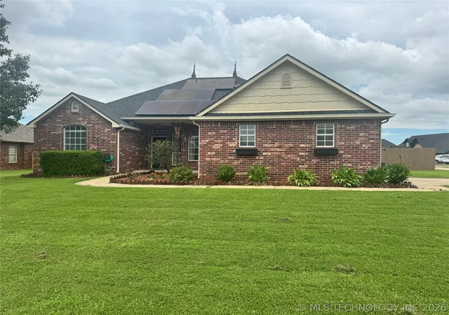 Photo 3 of Single family home for sale at 516 Hillcrest St, Muskogee, OK 74403 | MLS# 2625481 | Listing updated on 2026-08-20