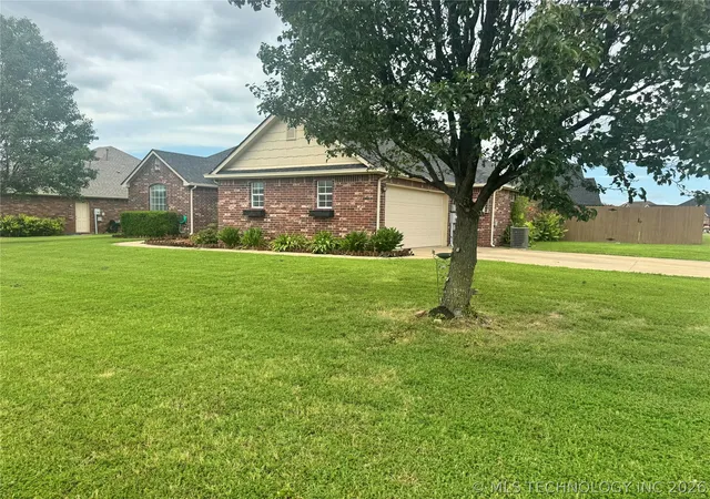 Photo 4 of Single family home for sale at 516 Hillcrest St, Muskogee, OK 74403 | MLS# 2625481 | Listing updated on 2026-08-20