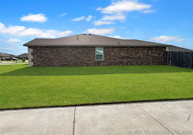 Homes for sale in Collinsville, OK | 13127 E 135th St, Collinsville, OK 74021 | MLS# 2625495