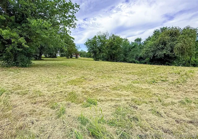 2nd image of 715 S Cherokee St, Locust Grove, OK 74352 | MLS# 2625536