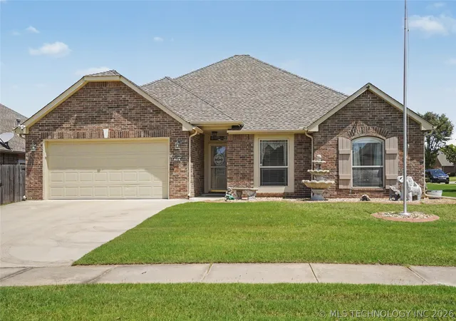 Photo 2 of Sale Pending at 716 E Boston St, Broken Arrow, OK 74012 | MLS# 2623382 | Listing updated on 2026-08-20