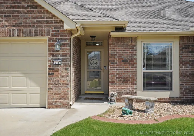 Photo 3 of Sale Pending at 716 E Boston St, Broken Arrow, OK 74012 | MLS# 2623382 | Listing updated on 2026-08-20