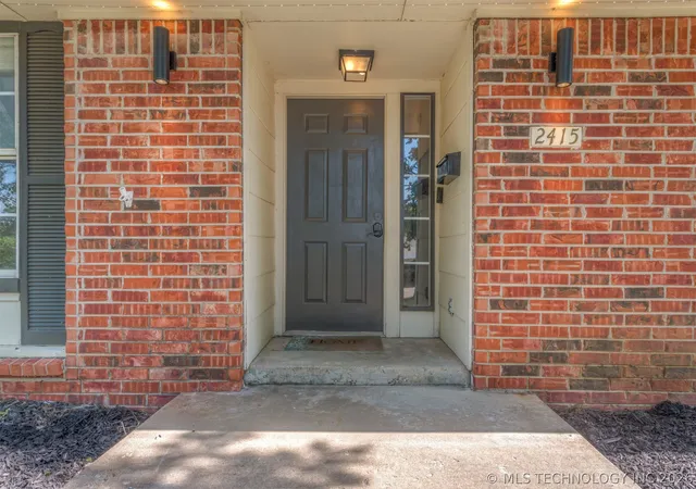 Photo 4 of Sale Pending at 2415 W 43rd Street, Tulsa, OK 74107 | MLS# 2625516 | Listing updated on 2026-08-20