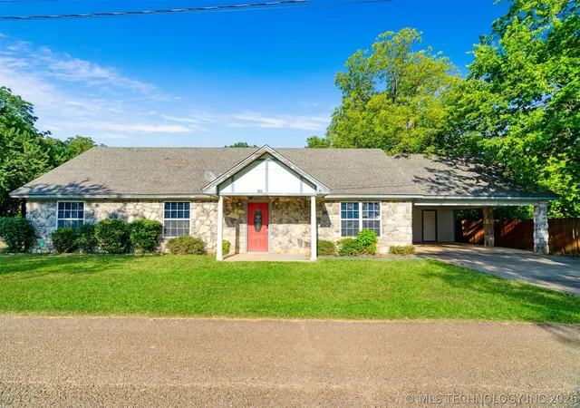 Homes for sale in Hugo, OK | 201 S 10th, Hugo, OK 74743 | MLS# 2625598