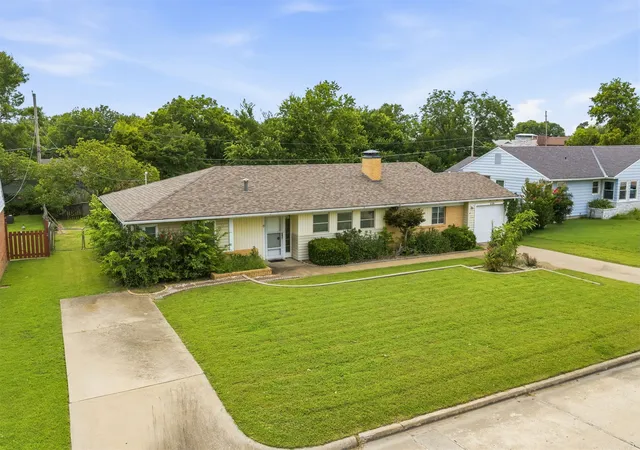 Photo 2 of Single family home for sale at 225 Se Rockwood Ave, Bartlesville, OK 74006 | MLS# 2625665 | Listing updated on 2026-08-24