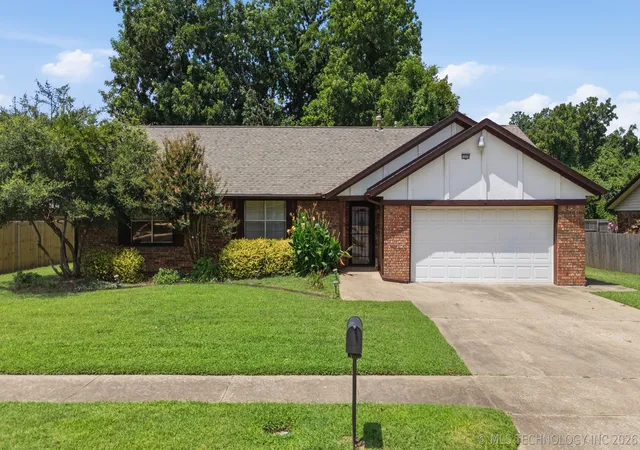Homes for sale in Jenks, OK | 1008 N Forest Pl, Jenks, OK 74037 | MLS# 2625683