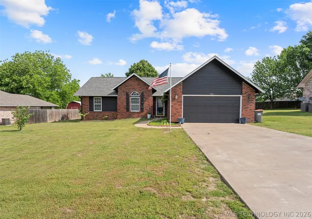 1st image of 701 E 10th St, Grove, OK 74344 | MLS# 2620811