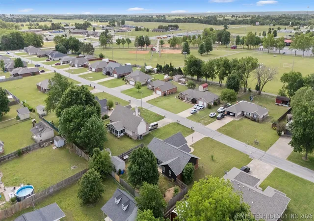 36th image of 701 E 10th St, Grove, OK 74344 | MLS# 2620811