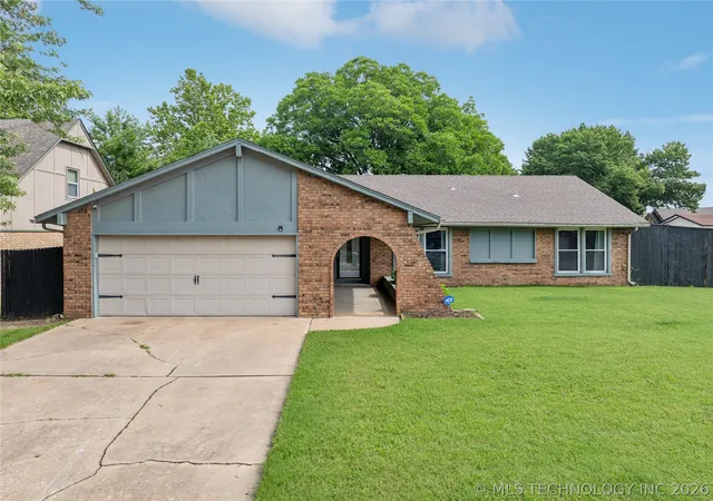 Photo 1 of Single family home for sale at 2208 W Louisville St, Broken Arrow, OK 74012 | MLS# 2625544 | Listing updated on 2026-08-26