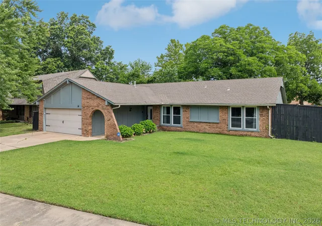 Photo 2 of Single family home for sale at 2208 W Louisville St, Broken Arrow, OK 74012 | MLS# 2625544 | Listing updated on 2026-08-26
