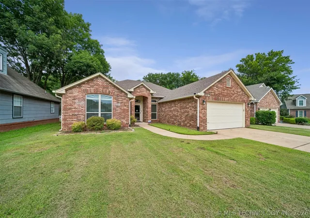 Homes for sale in Broken Arrow, OK | 1612 S Gum Ave, Broken Arrow, OK 74012 | MLS# 2626056