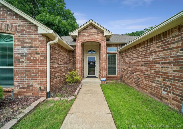 Homes for sale in Broken Arrow, OK | 1612 S Gum Ave, Broken Arrow, OK 74012 | MLS# 2626056