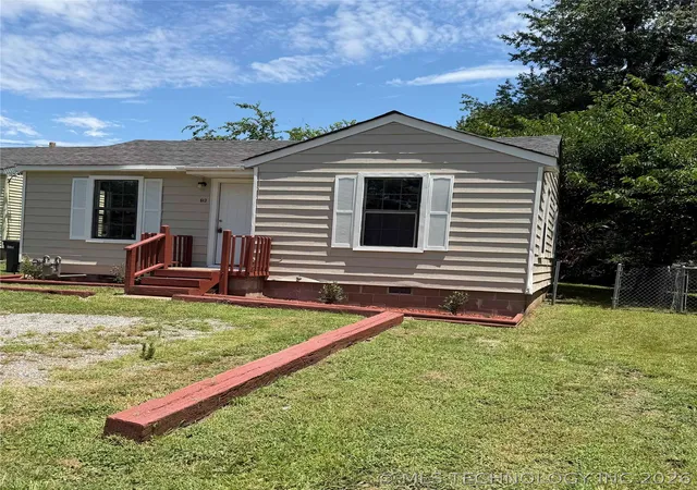 Photo 2 of Single family home for sale at 613 S Bluff Ave, Tahlequah, OK 74464 | MLS# 2621800 | Listing updated on 2026-08-26