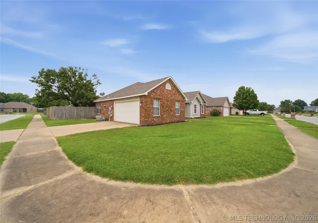 Homes for sale in Collinsville, OK | 11101 E 120th St, Collinsville, OK 74021 | MLS# 2625474
