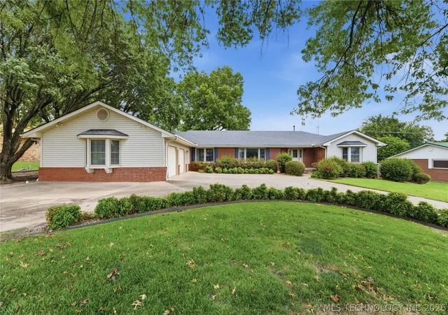 Photo 1 of Single family home for sale at 820 W Davis Dr, Nowata, OK 74048 | MLS# 2625358 | Listing updated on 2026-08-24