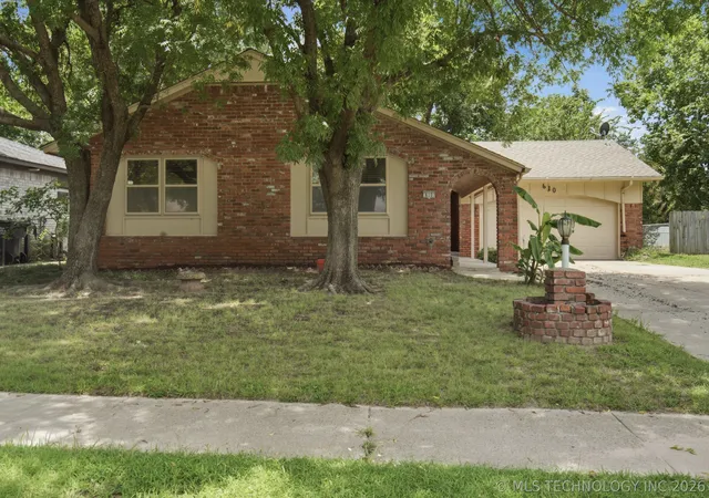 Homes for sale in Jenks, OK | 610 N Cedar St, Jenks, OK 74037 | MLS# 2625996