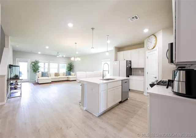 4th image of 2416 W Birmingham St, Broken Arrow, OK 74011 | MLS# 2626151