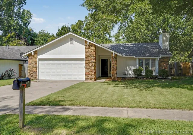 Homes for sale in Broken Arrow, OK | 1212 N Juniper Pl, Broken Arrow, OK 74012 | MLS# 2625419