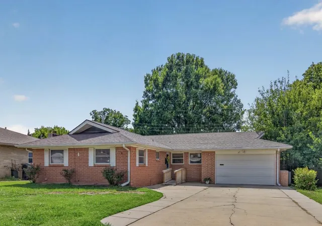 1st image of 213 Se Roselawn Ave, Bartlesville, OK 74006 | MLS# 2626067