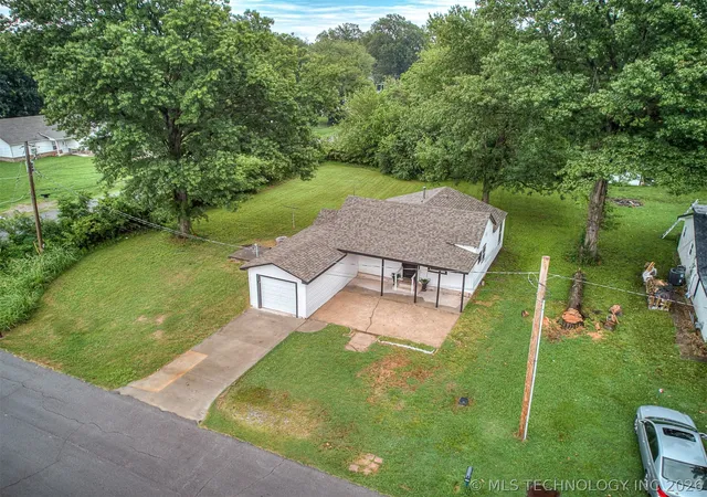 Photo 2 of Single family home for sale at 612 N Washington Ave, Wagoner, OK 74467 | MLS# 2626107 | Listing updated on 2026-09-23